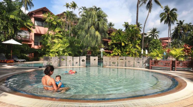 هتل پاتونگ مرلین در 5 دقیقه پیاده روی از ساحل پاتونگ، 1 کیلومتر از خیابان Bangla و مرکز خرید Jungceylon فاصله دارد. این هتل دارای 4 استخر روباز، اسپا و کلاس های آشپزی تایلندی است. هتل پاتونگ مرلین اتاق های مدرنی را با آرامشی استوایی ارائه می دهد. دارای بالکن، مینی بار و چای ساز و قهوه ساز هستند. حمام های خصوصی دارای لوازم بهداشتی و سشوار هستند. یک مرکز تناسب اندام برای کسانی که می خواهند تناسب اندام خود را حفظ کنند در دسترس است. همچنین می توانید از ماساژهای دلپذیر لذت ببرید. هتل مرلین یک میز تور دارد که می تواند به شما در سازماندهی تورهایتان کمک کند. کافه نارگیل شما را به لذت بردن از غذاهای کلاسیک آسیایی و همچنین غذاهای گیاهی دعوت می کند. Seaside Garden در فضای باز شام های بوفه ای با مضمون سرو می کند. اگر می خواهید با نوشیدنی استراحت کنید، می توانید از کافه دل مار، سانست بار یا سالن لابی دیدن کنید. طبق بررسی های مهمانان مستقل، این منطقه ترجیح داده شده برای دیارگشت  ; مسافرانی است که از ساحل پاتونگ بازدید می کنند.