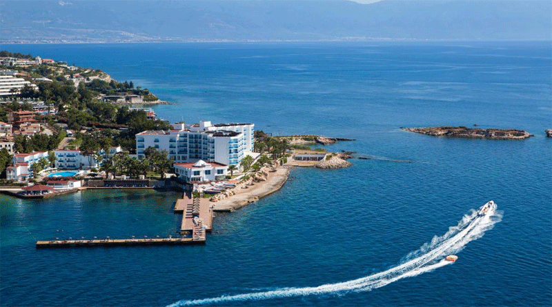 این هتل فوق العاده شامل یک ساحل در ساحل اژه است و دسترسی آسان به دریا را با یک منطقه استراحت در اسکله خصوصی یا ساحل خصوصی ارائه می دهد. این هتل شامل استخرهای روباز بزرگ ، استخر گرم ، زمین تنیس و مرکز آبگرم با سونا و حمام ترکی است. وای فای رایگان در سراسر ملک موجود است. اتاقهای هتل Le Bleu Hotel Kusadasi به منظور زیبایی بصری بسیار زیبا طراحی شده است. همه آنها شامل تهویه مطبوع ، یخچال کوچک مجهز به بطری آب و تلویزیون LCD با کانال های ماهواره ای هستند. گزینه های ناهار خوری شامل رستوران های à la carte و بوفه در Le Bleu Hotel Kusadasi است. À la carte Ristorente Le Blue غذاهای ایتالیایی و à la carte Lipari Fish غذاهای دریایی سرو می کند. در هر دو رستوران ، لباس پوشیدن الزامی است. صبحانه دیرهنگام ، سرویس میان وعده ، زمان چای با کیک و کلوچه ، خدمات بستنی و سوپ شب نیز ارائه می شود. بارهای هتل ، شامل بار استخر ، بار استراحت ، لابی بار و بار رستوران ، نوشیدنی های تازه را در طول روز ارائه می دهند. شما می توانید از انواع نوشیدنی های الکلی و غیر الکلی در Le Blue Hotel & Resort- Ultra All Inclusive لذت ببرید. مهمانان می توانند استراحت کرده و در صندلی های آفتاب گیر کنار دریا حمام کنند ، در حالی که بچه ها می توانند از پارک آبی با سرسره های آبی لذت ببرند. ماساژ در مرکز آبگرم نیز موجود است. مرکز شهر کوش آداسی 3 کیلومتر با غذاخوری ها ، مغازه ها و کلوب های شبانه پرطرفدار فاصله دارد. فرودگاه عدنان مندرس ازمیر 70 کیلومتر با هتل فاصله دارد و هتل با پرداخت هزینه اضافی ، شاتل فرودگاهی را ارائه می دهد.