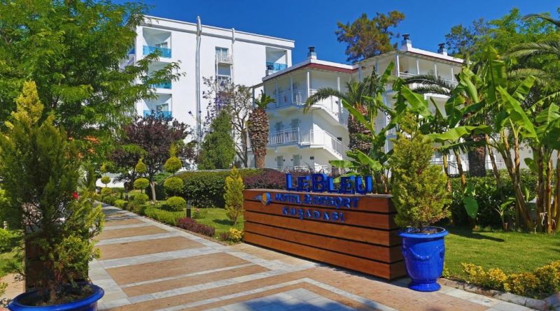 این هتل فوق العاده شامل یک ساحل در ساحل اژه است و دسترسی آسان به دریا را با یک منطقه استراحت در اسکله خصوصی یا ساحل خصوصی ارائه می دهد. این هتل شامل استخرهای روباز بزرگ ، استخر گرم ، زمین تنیس و مرکز آبگرم با سونا و حمام ترکی است. وای فای رایگان در سراسر ملک موجود است. اتاقهای هتل Le Bleu Hotel Kusadasi به منظور زیبایی بصری بسیار زیبا طراحی شده است. همه آنها شامل تهویه مطبوع ، یخچال کوچک مجهز به بطری آب و تلویزیون LCD با کانال های ماهواره ای هستند. گزینه های ناهار خوری شامل رستوران های à la carte و بوفه در Le Bleu Hotel Kusadasi است. À la carte Ristorente Le Blue غذاهای ایتالیایی و à la carte Lipari Fish غذاهای دریایی سرو می کند. در هر دو رستوران ، لباس پوشیدن الزامی است. صبحانه دیرهنگام ، سرویس میان وعده ، زمان چای با کیک و کلوچه ، خدمات بستنی و سوپ شب نیز ارائه می شود. بارهای هتل ، شامل بار استخر ، بار استراحت ، لابی بار و بار رستوران ، نوشیدنی های تازه را در طول روز ارائه می دهند. شما می توانید از انواع نوشیدنی های الکلی و غیر الکلی در Le Blue Hotel & Resort- Ultra All Inclusive لذت ببرید. مهمانان می توانند استراحت کرده و در صندلی های آفتاب گیر کنار دریا حمام کنند ، در حالی که بچه ها می توانند از پارک آبی با سرسره های آبی لذت ببرند. ماساژ در مرکز آبگرم نیز موجود است. مرکز شهر کوش آداسی 3 کیلومتر با غذاخوری ها ، مغازه ها و کلوب های شبانه پرطرفدار فاصله دارد. فرودگاه عدنان مندرس ازمیر 70 کیلومتر با هتل فاصله دارد و هتل با پرداخت هزینه اضافی ، شاتل فرودگاهی را ارائه می دهد.